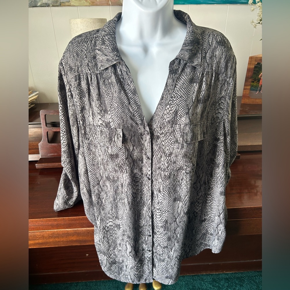 Torrid snakeskin print blouse size 1